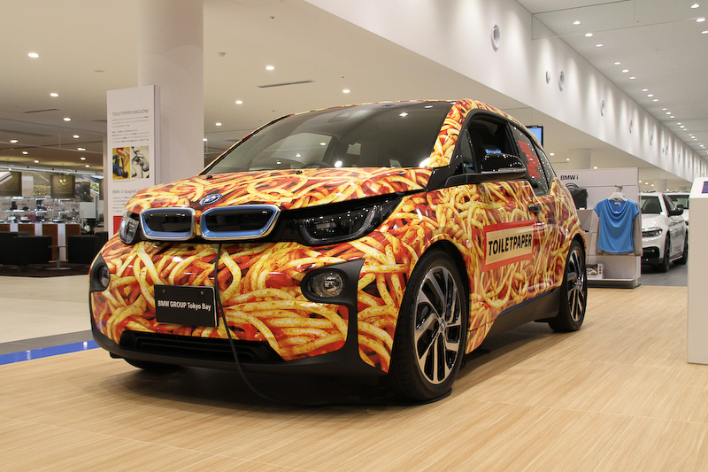 芸術家マウリツィオ・カテラン氏と写真家ピエールパオロ・フェラーリ氏による共同作品のレプリカ「BMW i3 Spaghetti Car Exhibition」もショールーム内に展示された