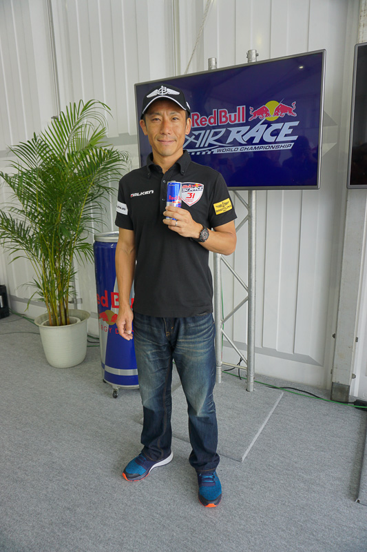 レース本番に向けて準備が進む機体整備場で囲み取材に答えた