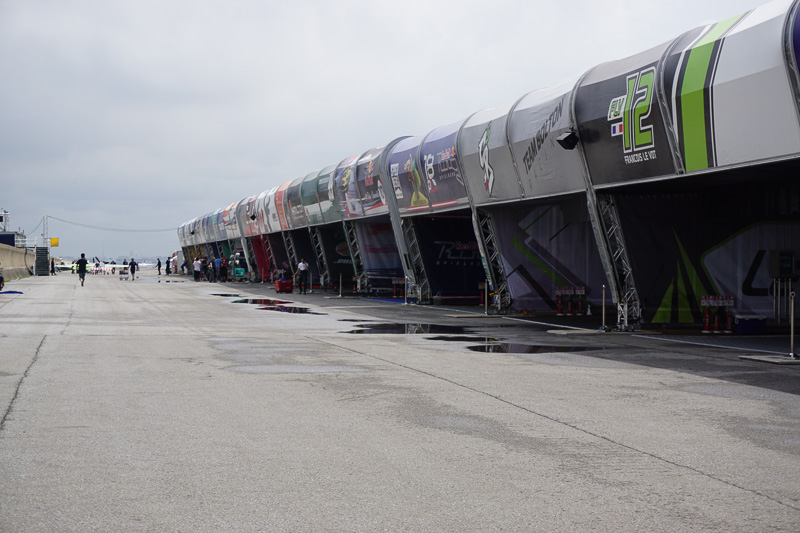 浦安市にある機体の整備場ではレース本番に向けて準備が進んでいる