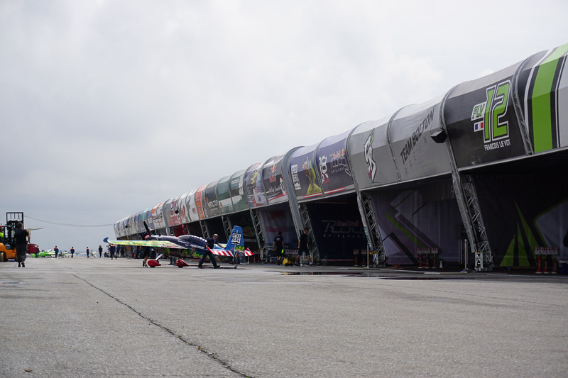 浦安市にある機体の整備場ではレース本番に向けて準備が進んでいる