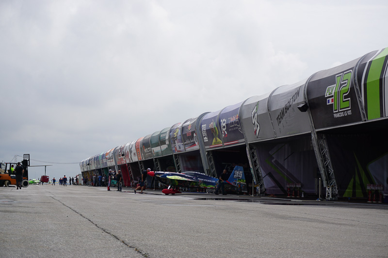 浦安市にある機体の整備場ではレース本番に向けて準備が進んでいる