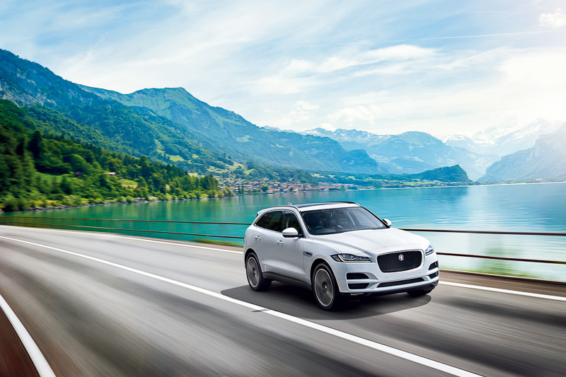 「2017ワールド・カー・オブ・ザ・イヤー」と「2017ワールド・カー・デザイン・オブ・ザ・イヤー」のダブル受賞を記念した「F-PACE」の特別仕様車「TROPHY EDITION」