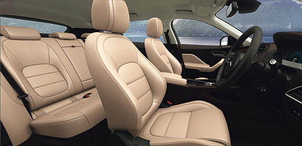 ブリティッシュレーシンググリーンのボディカラーに設定される、インテリアカラーの「ラテ」