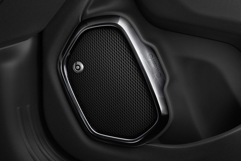 レネゲード専用にチューニングされた高音質スピーカー「Beats Audio」を搭載