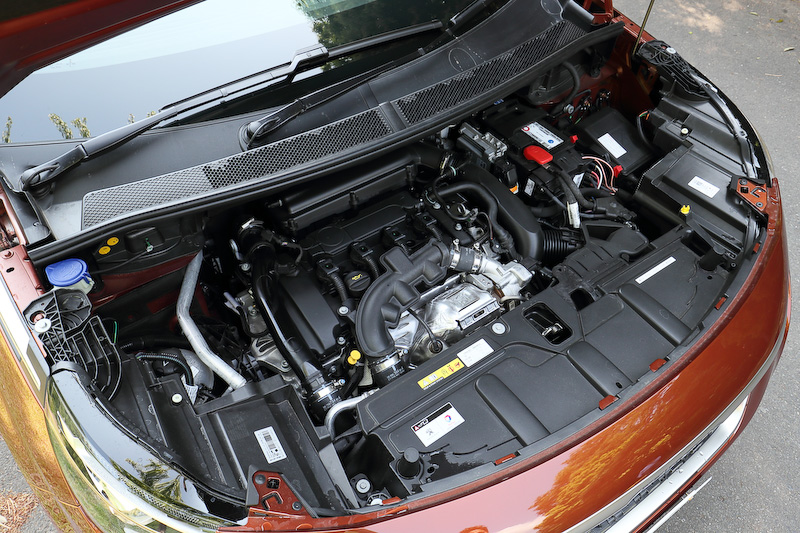 パワートレーンは最高出力121kW（165PS）/6000rpm、最大トルク240Nm（24.5kgm）/1400-3500rpmを発生する直列4気筒DOHC 1.6リッターターボエンジンと6速ATの組み合わせ。JC08モード燃費は14.5km/L