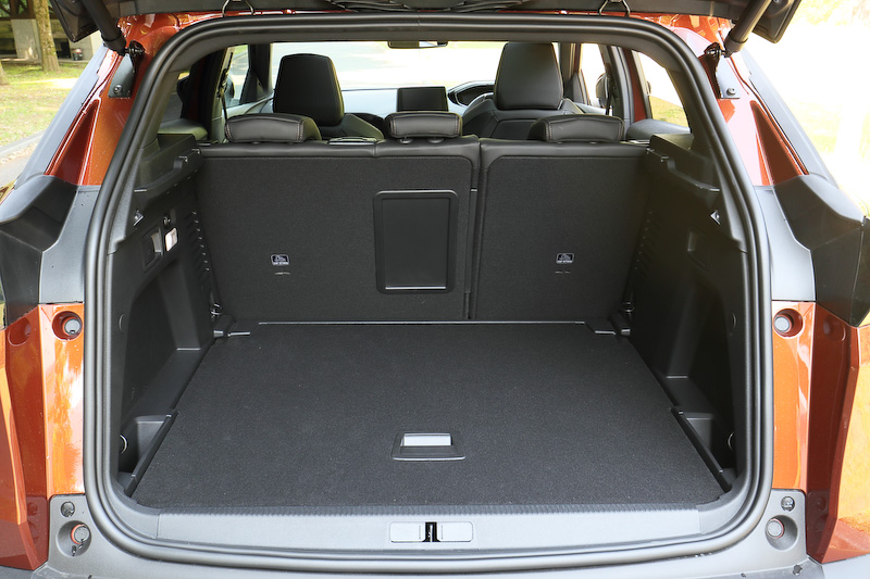 後席は6：4分割可倒式を採用