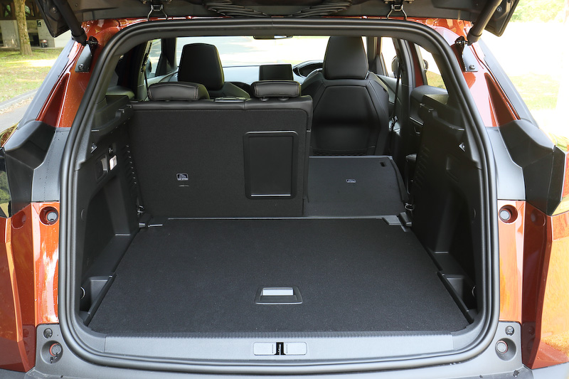 後席は6：4分割可倒式を採用