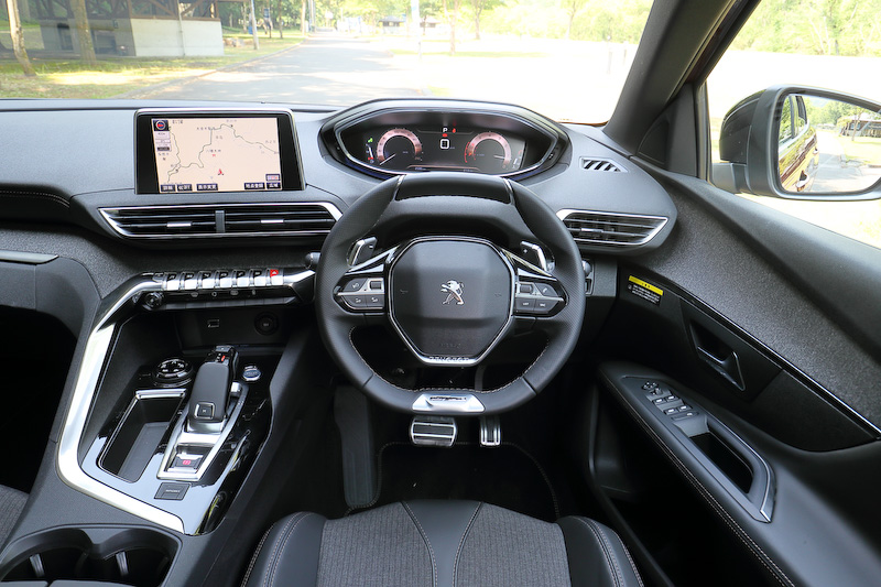 包まれ感のあるコクピットまわり。ステアリングの上辺を水平デザインにすることで、デジタルディスプレイの視認性を向上させている