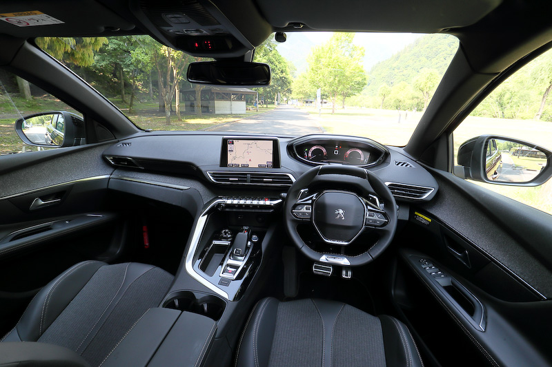 新型3008ではメーターパネル全面がデジタルディスプレイになる次世代の「i-Cockpit」を採用