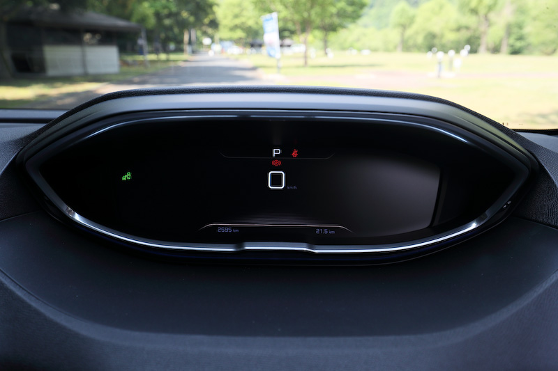 全グレードに標準装備される12.3インチの「デジタルヘッドアップ・インストルメントパネル」