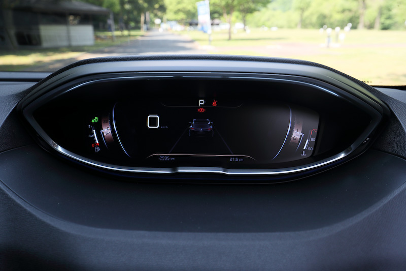 全グレードに標準装備される12.3インチの「デジタルヘッドアップ・インストルメントパネル」
