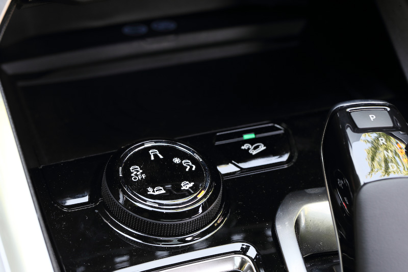 シフトまわりには「SPORT」モードスイッチが備わるほか、ESCのON/OFFおよびノーマル/スノー/マッド/サンドのモード切り替えが可能な「アドバンスド・グリップ・コントロール」のロータリースイッチも用意