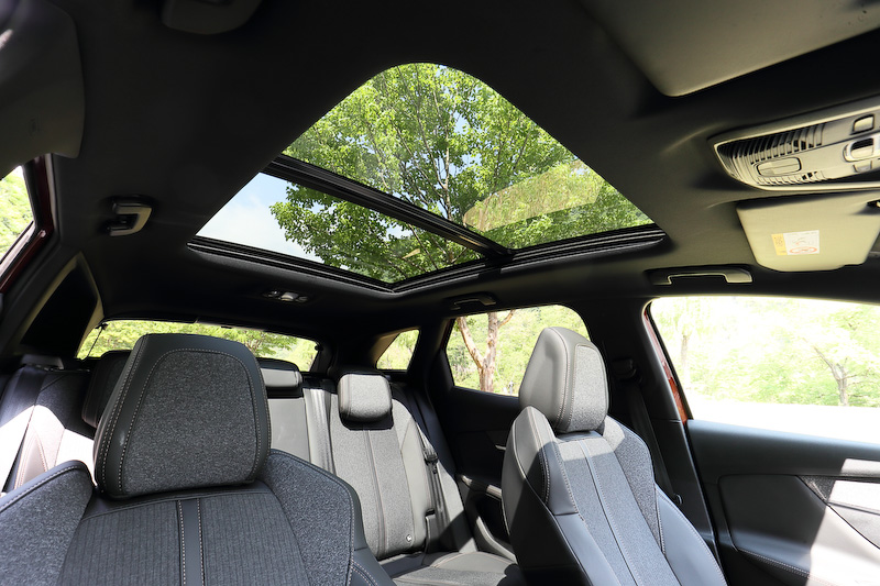 撮影車はオプション設定のパノラミックサンルーフ（電動メッシュシェード付）を装着