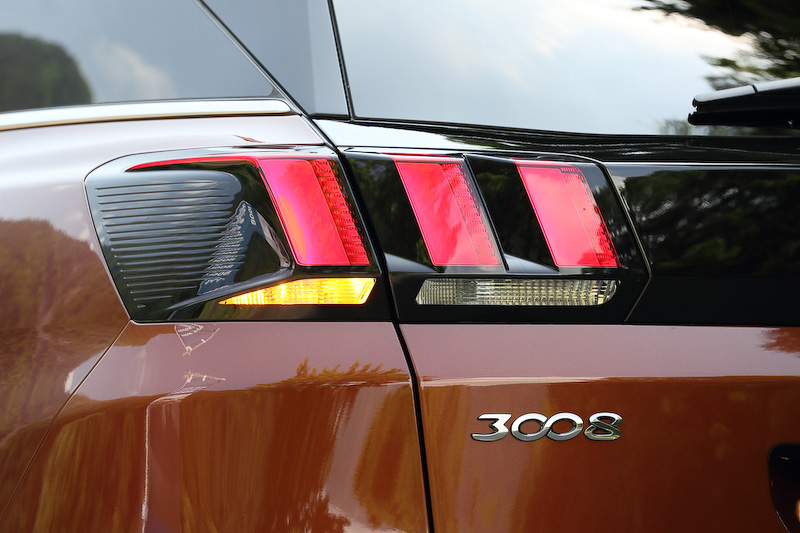 これまでのハッチバックとSUVの中間的存在から「真のSUVへの明確な転換を図った」というエクステリアでは、直立したフロントエンドと大型フロントグリルを採用したほか、先進的なフルLEDヘッドライト＆フォグランプ、「Lion’s Claw（獅子の鉤爪）」と呼ばれる3D LEDリアコンビランプなどを装備。足下は18インチアロイホイールにコンチネンタル「ContiCrossContact LX2」（225/55 R18）を装着