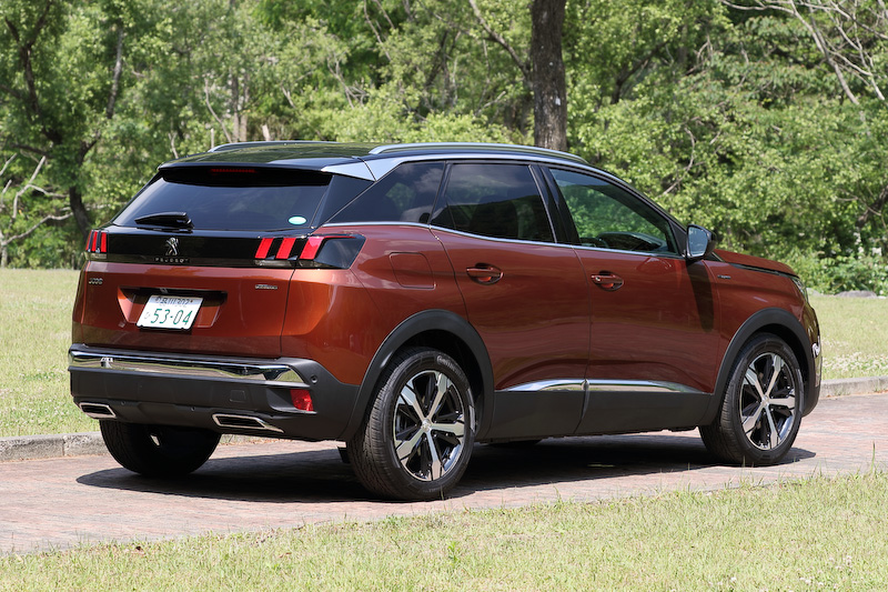 2016年9月に開催されたパリモーターショーで世界初公開され、日本には3月に導入された新型SUV「3008」（写真は限定180台の3008 GT Line DEBUT EDITION）。ボディサイズは4450×1840×1630mm（全長×全幅×全高）、ホイールベース2675mmで、先代モデルから85mm長く、5mm広く、5mm低いサイズになった。ボディカラーはメタリック・コッパー。価格は400万円