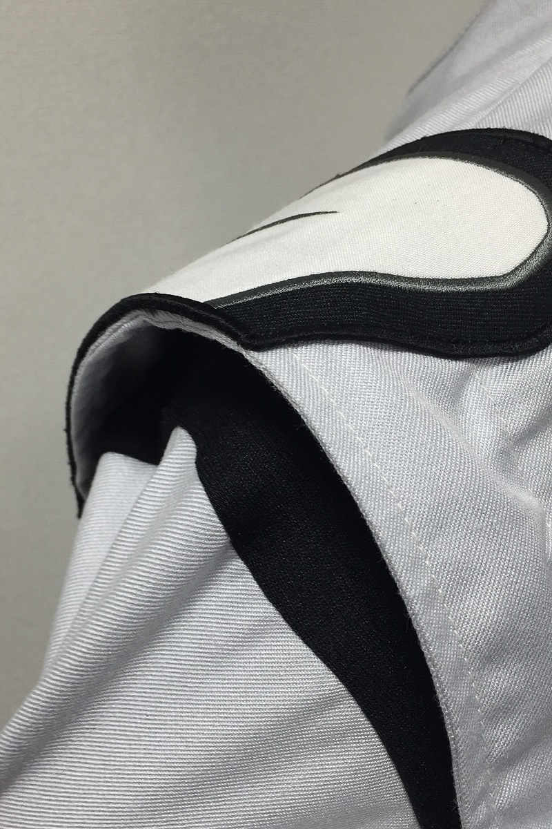 ストレッチ素材を使い、長時間のレースでも疲労感を感じにくいようにする「フルフローティング構造」