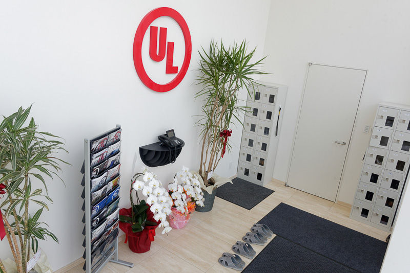 太陽光をふんだんに採り入れる明るい入り口スペース。扉はカードキーで解錠する