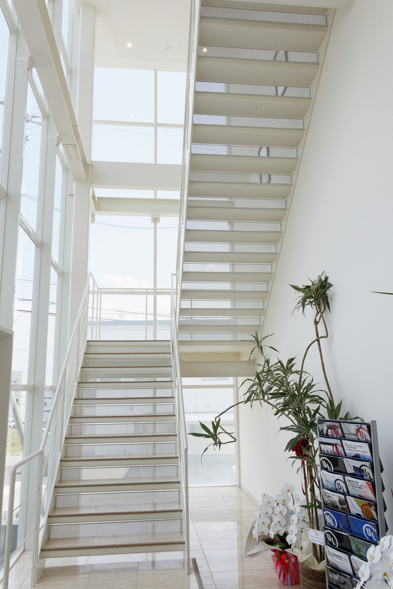 太陽光をふんだんに採り入れる明るい入り口スペース。扉はカードキーで解錠する