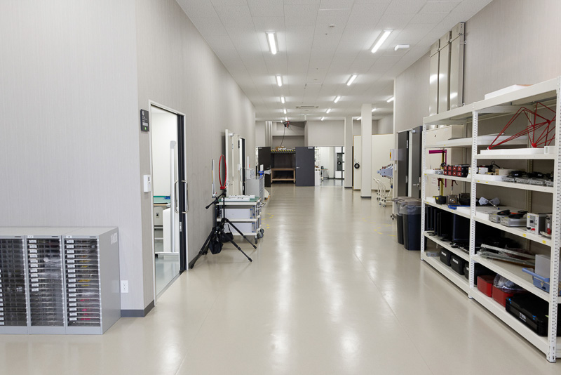 1階の広々とした廊下。ATCには試験用の部屋以外に、ミーティングルームや食堂、事務作業用の部屋なども用意している