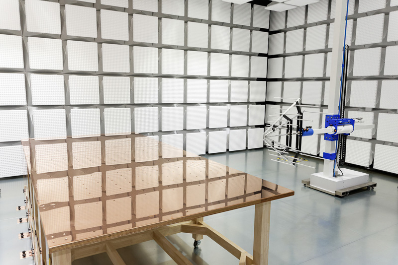 電波暗室は計6基。2基の「3m法電波暗室」と4基の「自動車EMC用電波暗室」に分かれる