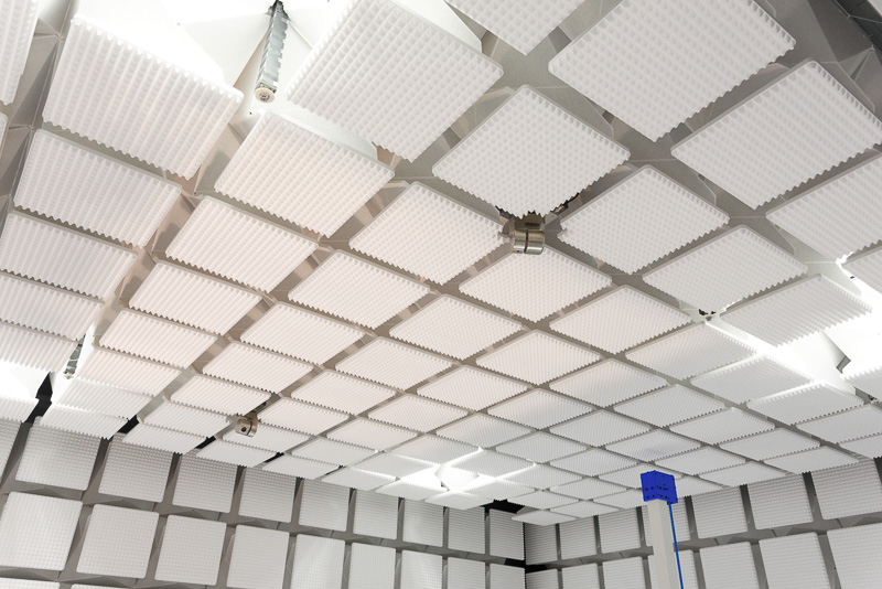 電波暗室は計6基。2基の「3m法電波暗室」と4基の「自動車EMC用電波暗室」に分かれる