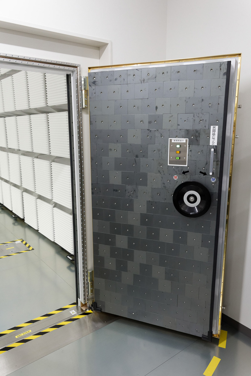 四方の壁と天井は電波・電磁波を吸収するフェライトコアと発泡キャップで覆われている
