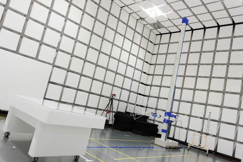 各電波暗室の基本的な構造は同一。一部の暗室は、試験台を設置する床がターンテーブルになっている