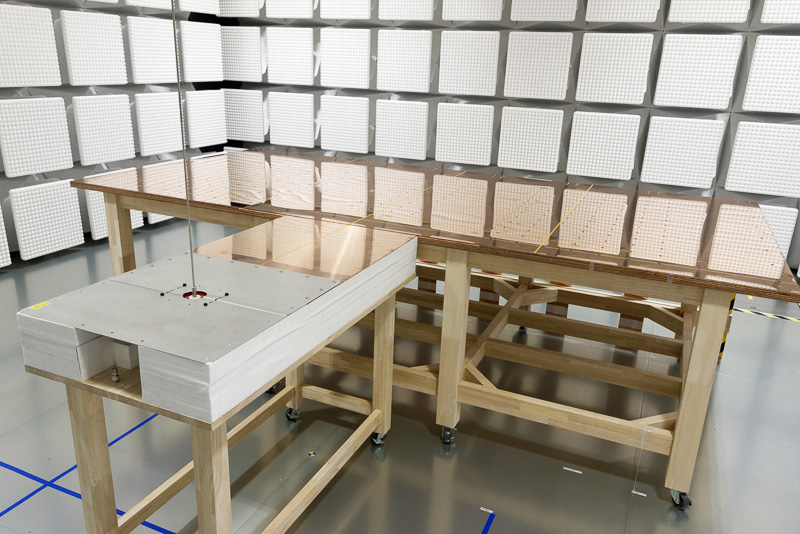 試験内容によって試験台の素材や（妨害）電波を発生させる装置が異なる。多くの試験台は位置を入れ替えて使用可能