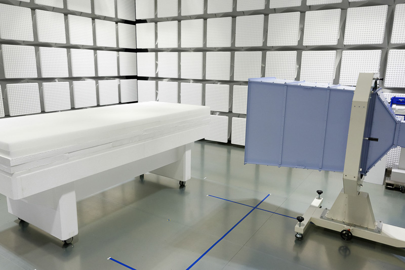 試験内容によって試験台の素材や（妨害）電波を発生させる装置が異なる。多くの試験台は位置を入れ替えて使用可能