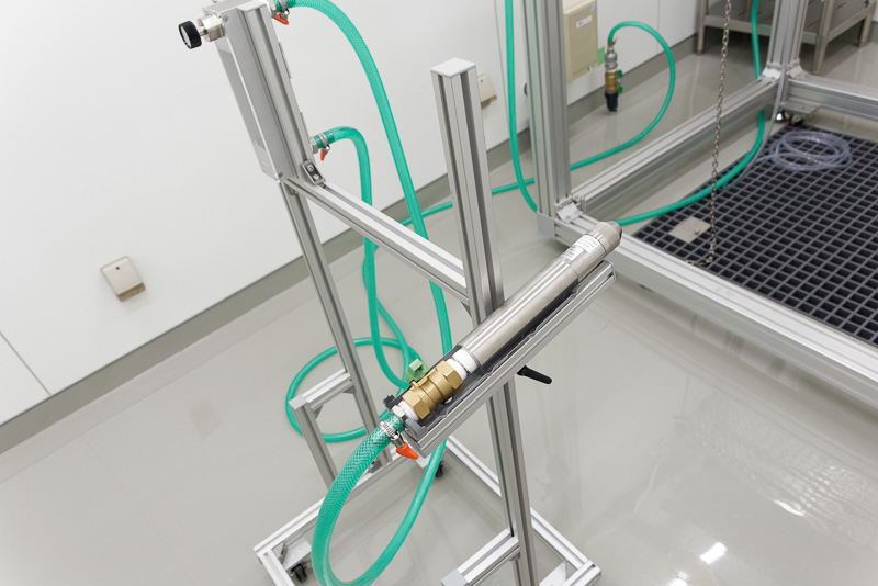 ホースがつながったノズルタイプの試験機はIPX5用のもの