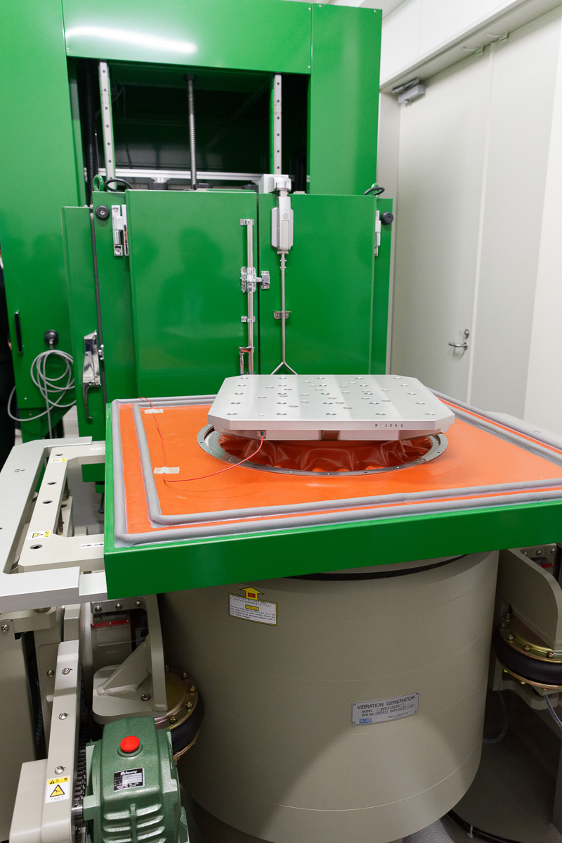 振動試験機。最大500kgの重量物を搭載し、さまざまな振幅パターンで稼働させることが可能