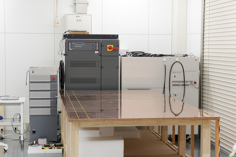 高圧DCイミュニティ試験機。ノイズを混入させながら、直流1000V/26Aといった高圧電流でEV・ハイブリッドカー向けのインバーターなどの試験が行なえる