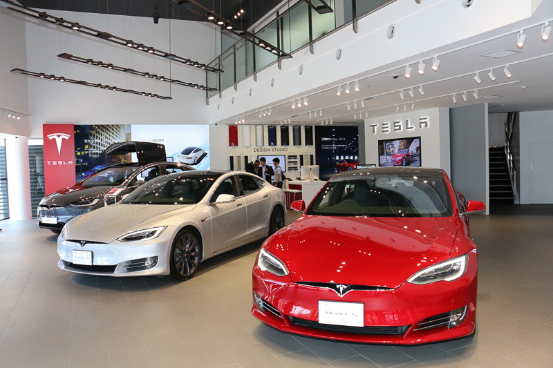 店舗正面の入り口からすぐの場所がショールームとなっており、3台のテスラ車を展示