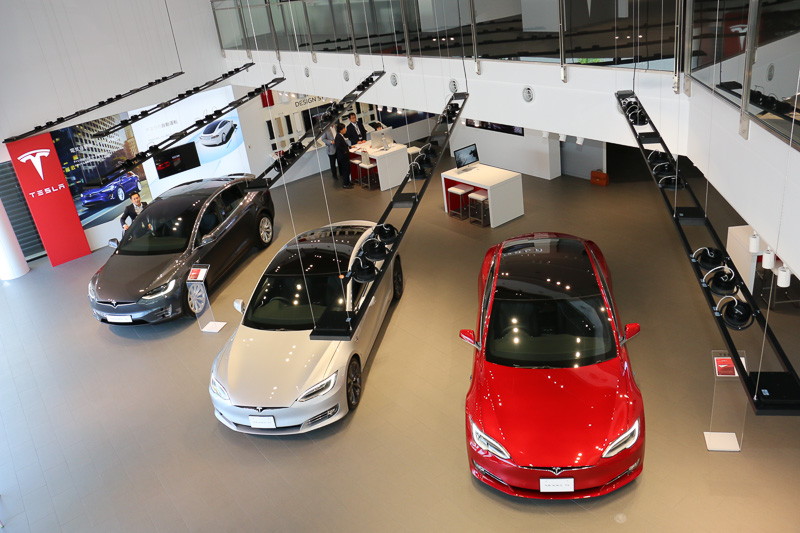 店舗正面の入り口からすぐの場所がショールームとなっており、3台のテスラ車を展示