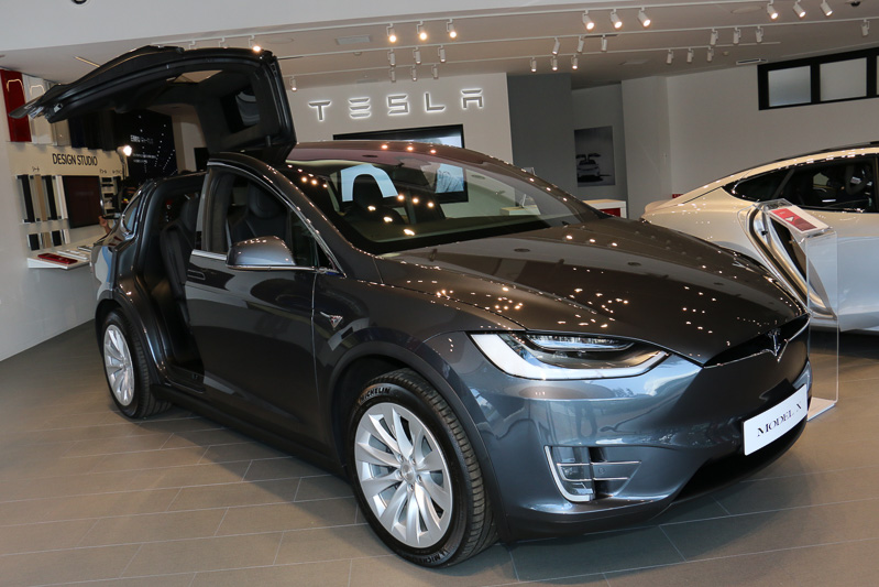 店舗正面の入り口からすぐの場所がショールームとなっており、3台のテスラ車を展示