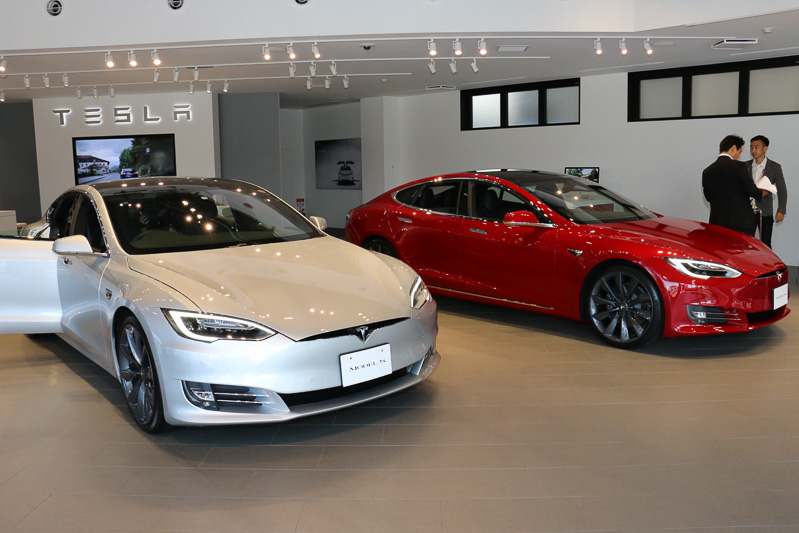 店舗正面の入り口からすぐの場所がショールームとなっており、3台のテスラ車を展示