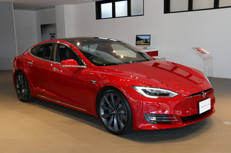 店舗正面の入り口からすぐの場所がショールームとなっており、3台のテスラ車を展示