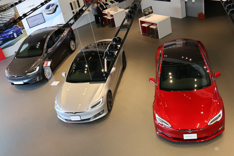 ショーム－ルスペースは吹き抜けになっており、建物の半分ほどが2階建てになっている。高い位置から「モデル X」の特徴的な「ファルコンウィングドア」を眺めることも可能