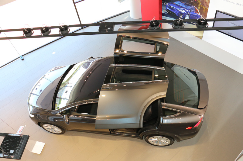 ショーム－ルスペースは吹き抜けになっており、建物の半分ほどが2階建てになっている。高い位置から「モデル X」の特徴的な「ファルコンウィングドア」を眺めることも可能