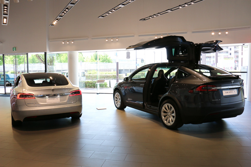 ショーム－ルスペースは吹き抜けになっており、建物の半分ほどが2階建てになっている。高い位置から「モデル X」の特徴的な「ファルコンウィングドア」を眺めることも可能