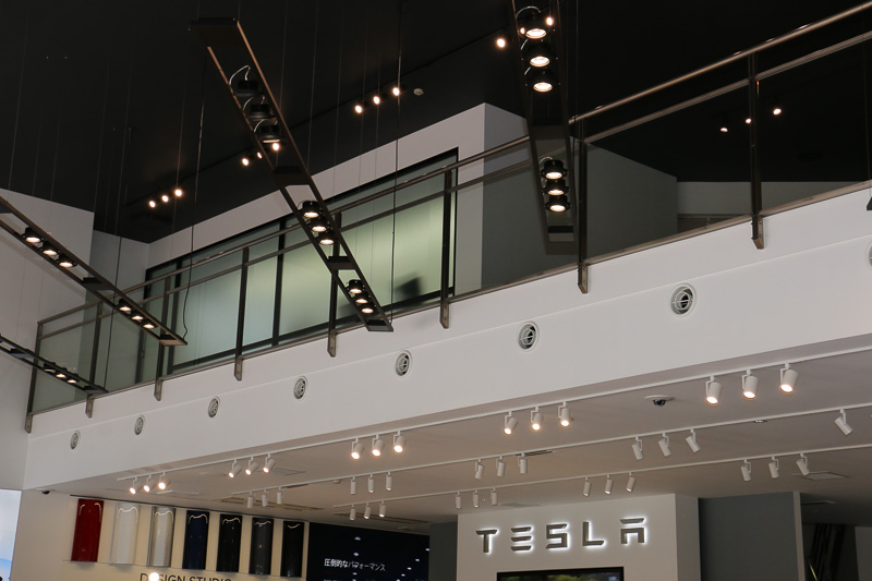 2階の磨りガラスに囲まれた部屋は店舗スタッフのオフィススペース