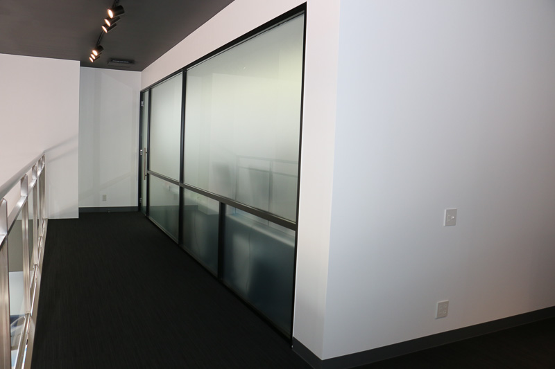 2階の磨りガラスに囲まれた部屋は店舗スタッフのオフィススペース
