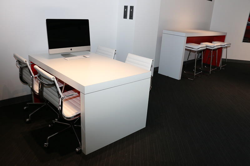 1階に5カ所、2階に2カ所の商談スペースを設定。“とにかくガンガン商談できること”が特徴になっているという