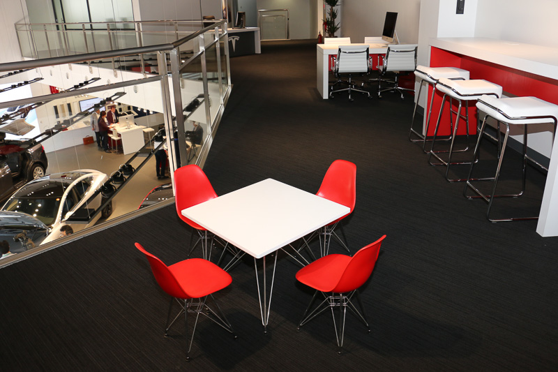 1階に5カ所、2階に2カ所の商談スペースを設定。“とにかくガンガン商談できること”が特徴になっているという