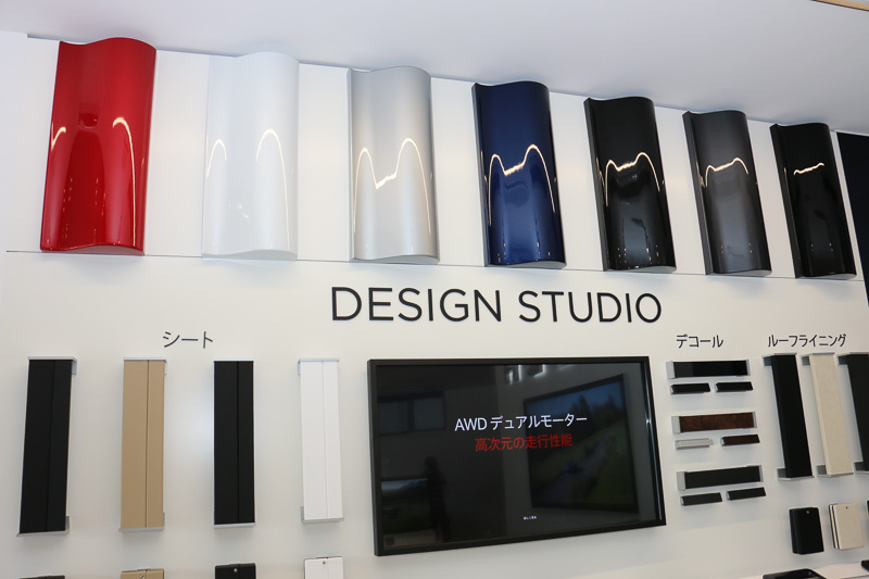 テスラの販売店ではカタログなどは使わず、Macなどの画面上に最新の諸元データやカーコンフィギュレーターなどを表示して来場者に車両について解説。一方で、ボディカラーの塗装見本やインテリアのシート表皮などの見本をデザインスタジオに設置して、実際の質感などを確認できるようにしている