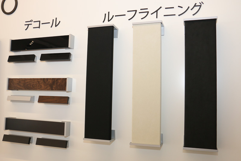 テスラの販売店ではカタログなどは使わず、Macなどの画面上に最新の諸元データやカーコンフィギュレーターなどを表示して来場者に車両について解説。一方で、ボディカラーの塗装見本やインテリアのシート表皮などの見本をデザインスタジオに設置して、実際の質感などを確認できるようにしている