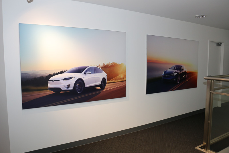 店内にはテスラ車の写真パネルも展示