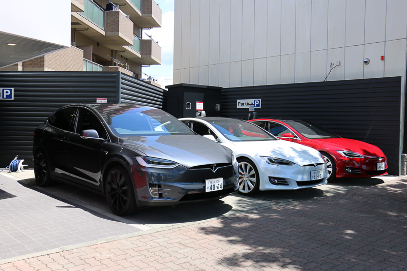 来客用の駐車スペースを3台分用意。それぞれに専用普通充電器「デスティネーションチャージャー」が設置されている