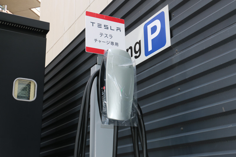 来客用の駐車スペースを3台分用意。それぞれに専用普通充電器「デスティネーションチャージャー」が設置されている