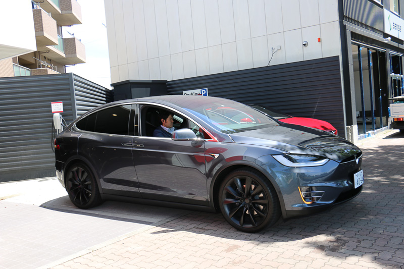 テスラ名古屋では、事前予約しておくことで「モデル S」「モデル X」の試乗が可能。周辺には名古屋高速道路の2号東山線や都心環状線、一般道の若宮大通といった幹線道路があり、テスラ車の加速性能やクルージング性能を体感できる